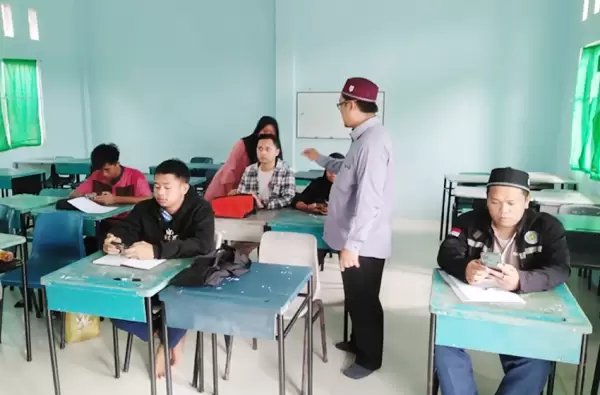 Mahasiswa STIDKI Al Azis Batam mengikuti perkuliahan jurnalistik di kampus, Sabtu 15 Oktober 2022