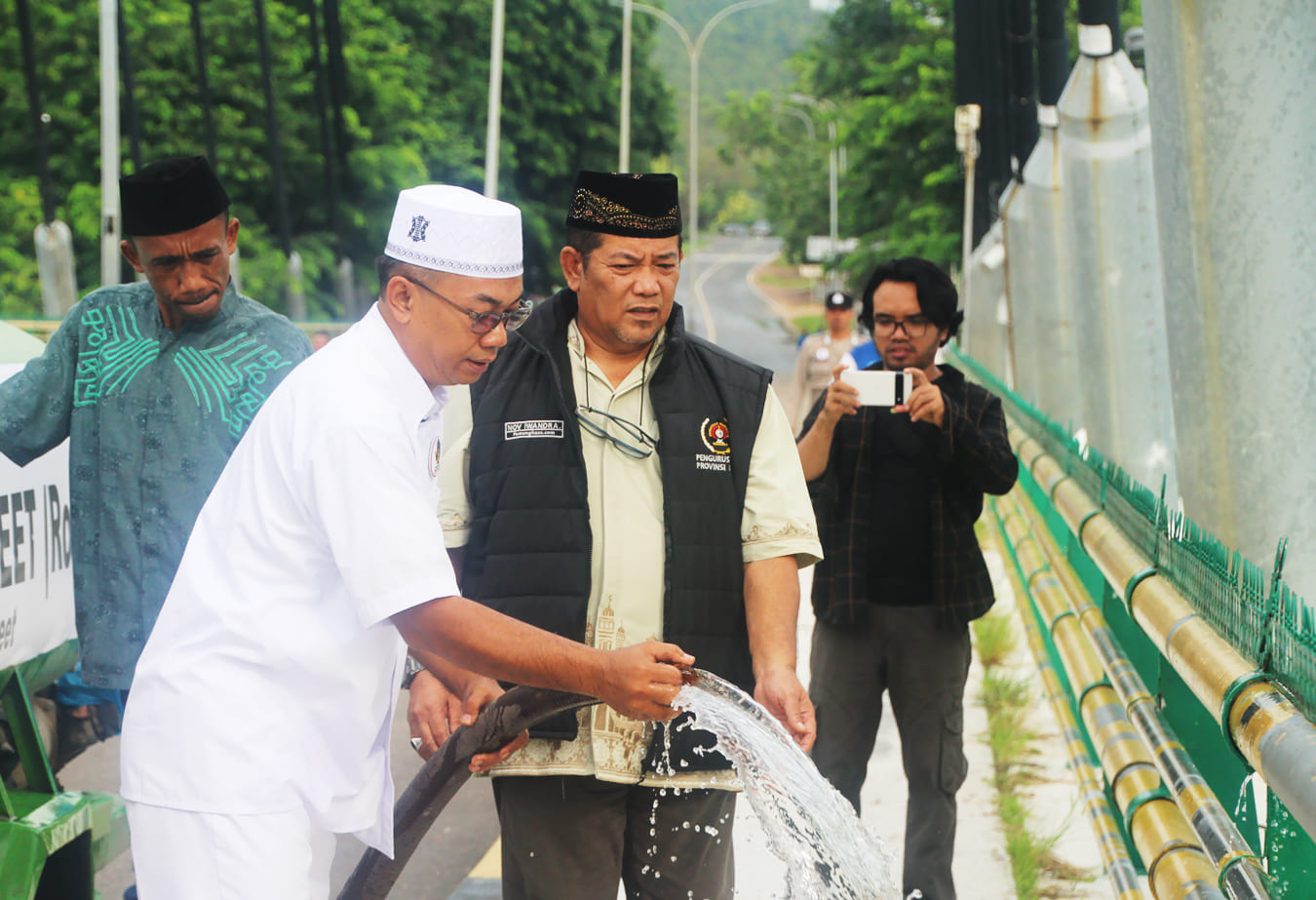 Jembatan I Barelang Batam Diruqyah Menggunakan Truk Tangki Berisi 5000 Liter Air 